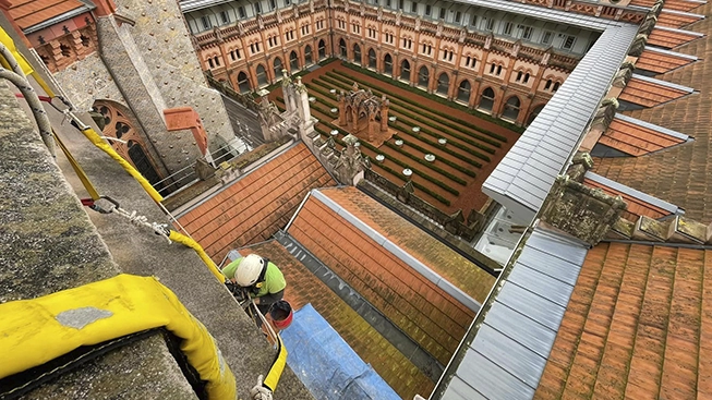 Patio interior - Torre del Reloj, Universidad de Comillas