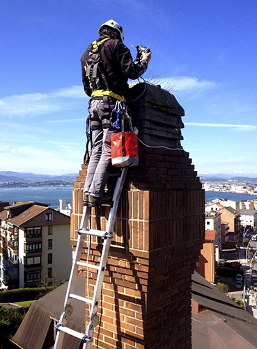 Instalación de pinchos antipalomas en fachada por DS Verticales en Cantabria